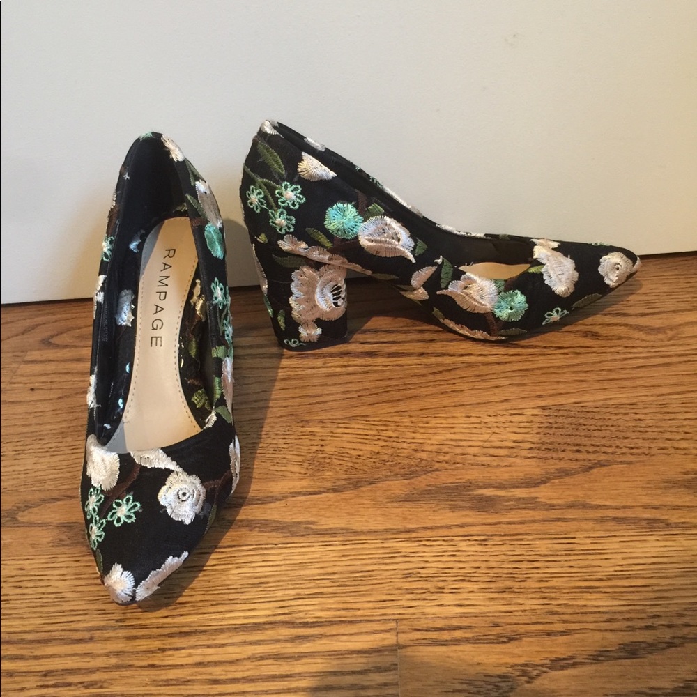 Embroidered floral block heel shoes